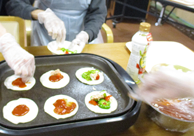 餃子の皮ピザ作り