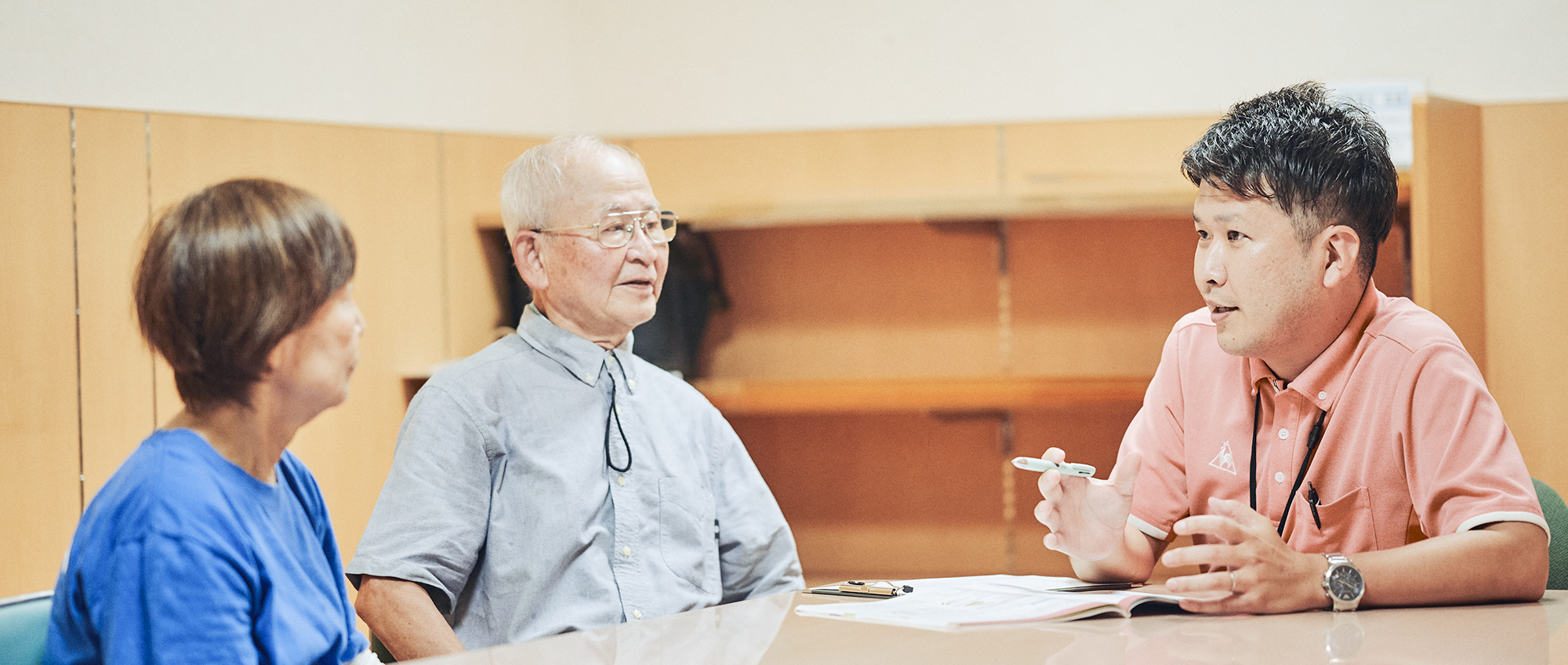 社会福祉士・社会福祉員の社員と相談者